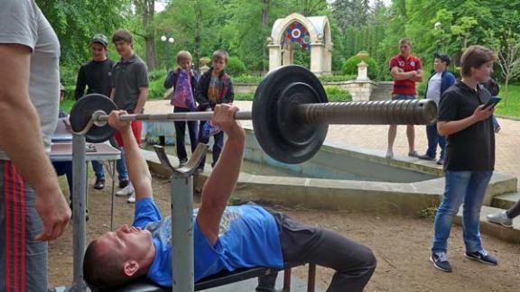 Соревнования по «Народному жиму» штанги провели в Кисловодском Курортном парке