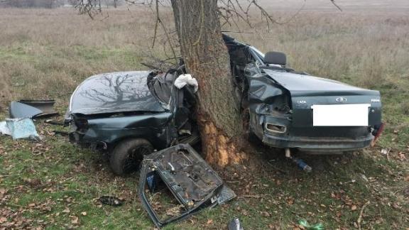 Машину в Будённовском районе ополовинило при ударе