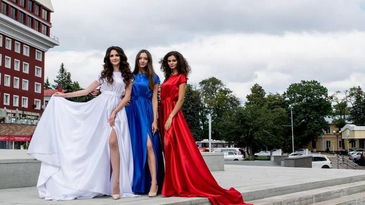 В Ставрополе три девушки в белом, синем и красном платьях поздравляли прохожих с Днём флага России