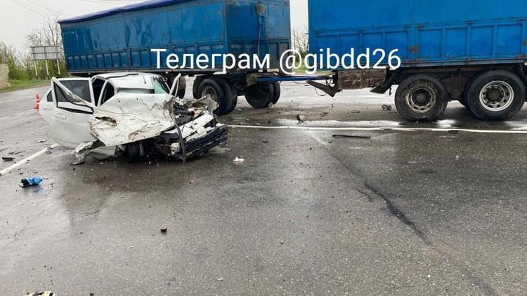 Водитель легковушки погиб в ДТП с грузовиком на Ставрополье