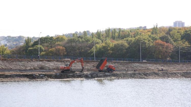 Реновация Комсомольского озера в Ставрополе продолжается