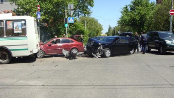 В Ставрополе автобус протаранил три автомобиля