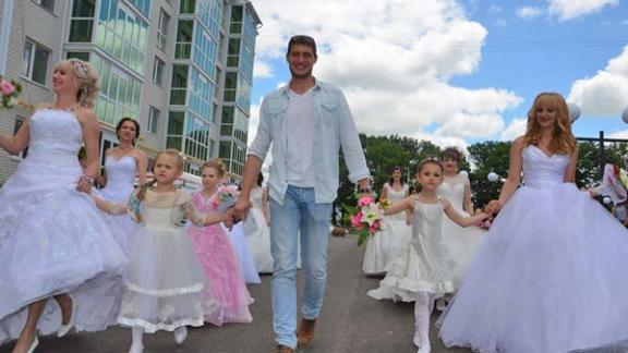 Парад невест в жилом районе «Гармония» близ Ставрополя посетила звезда «Дома-2»
