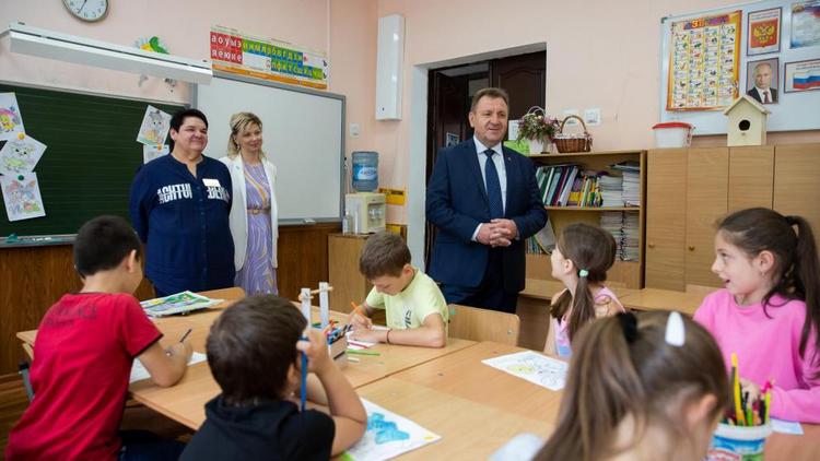 В День защиты детей глава Ставрополя Иван Ульянченко подарил школьникам мороженое