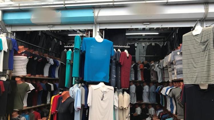 В Предгорном районе торговец продавал псевдобрендовую одежду