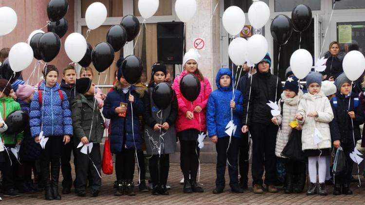 Школьники Ставрополя выпустили в небо шары в память о жертвах ДТП
