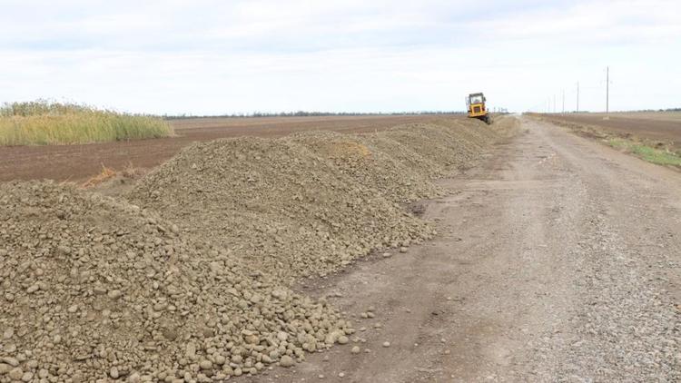 В Ипатовском округе завершается ремонт подъездной дороги к селу Первомайскому