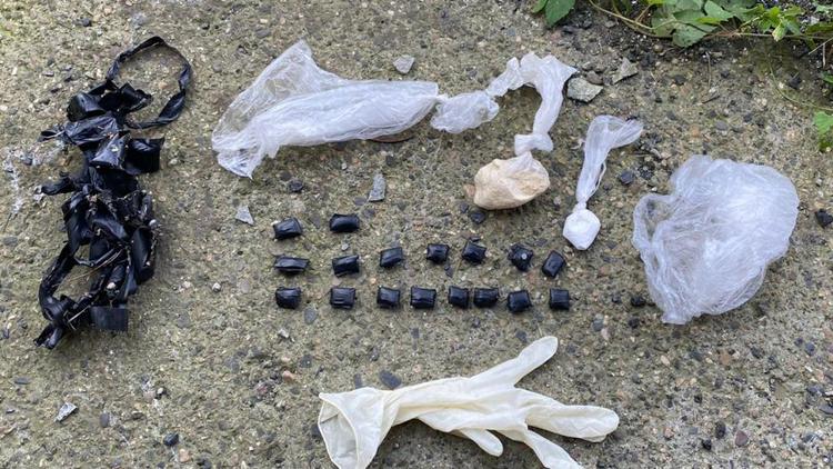 Правоохранители изъяли 17 свёртков с наркотиками из тайника в городе Изобильном на Ставрополье
