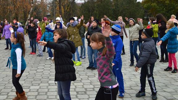 Детский танцевальный флешмоб «Мы рождены, чтобы жить!» прошел в Ипатовском районе