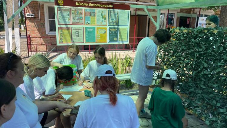 Школьники Новоалександровского округа плетут маскировочные сети