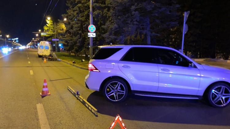 В Ставрополе автомобиль врезался в скутер: двое человек пострадали