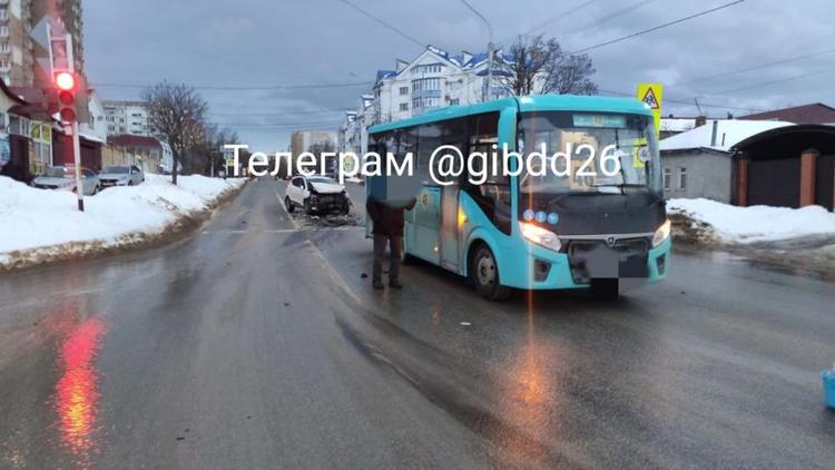 Легковушка и автобус столкнулись в Ставрополе