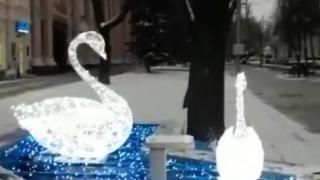 Светящиеся лебеди украсили маленький фонтан в центре Ставрополя