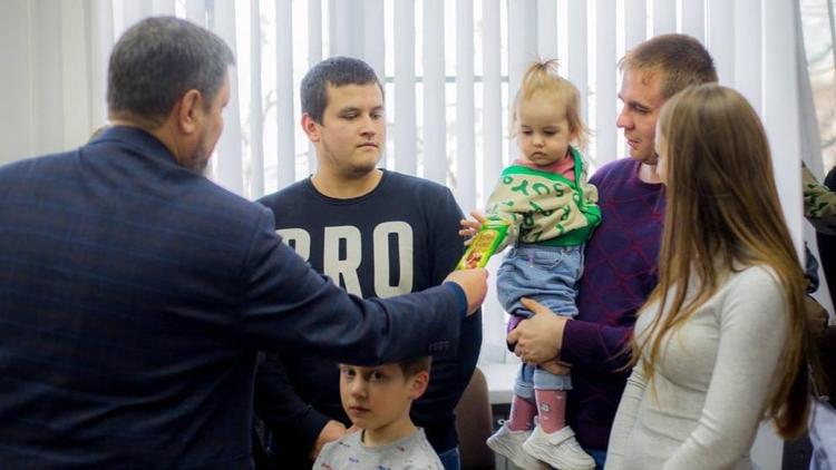 Соцвыплату на приобретение жилья получили 7 молодых семей Кировского округа