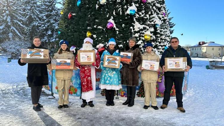 В Предгорном округе школьники собрали новогодние посылки для военнослужащих