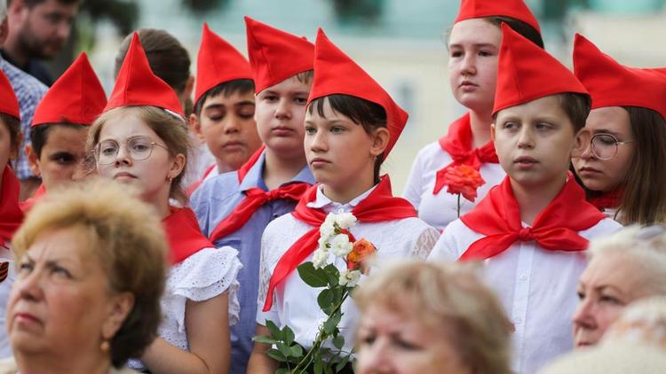 В Ставрополе в День памяти и скорби школьникам передали копии боевых знамен полков