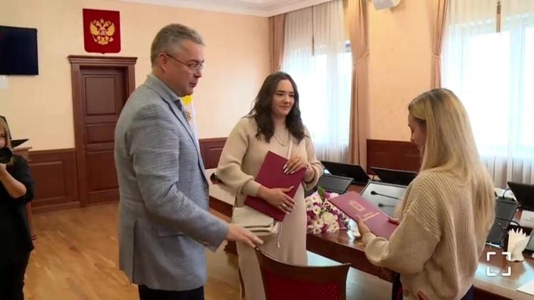 Губернатор Ставрополья встретился с помогающими бойцам волонтёрами