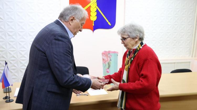 Председатель Думы Ставрополья передал награды родным погибших героев ВОВ