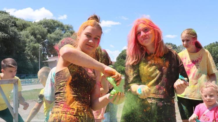 Для молодёжного фестиваля в Предгорном округе понадобилось 100 килограммов красок холи