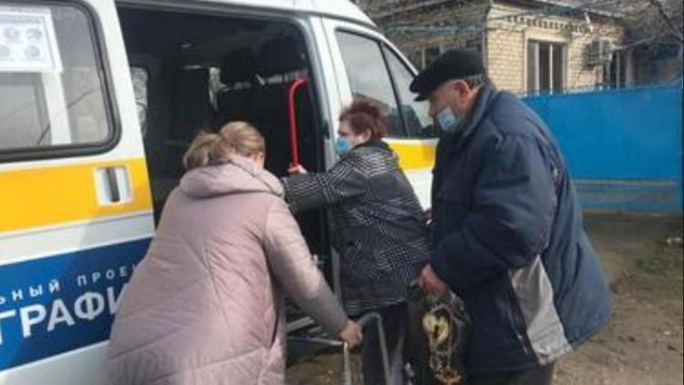 На Ставрополье помогают пенсионерам добраться до прививочных пунктов