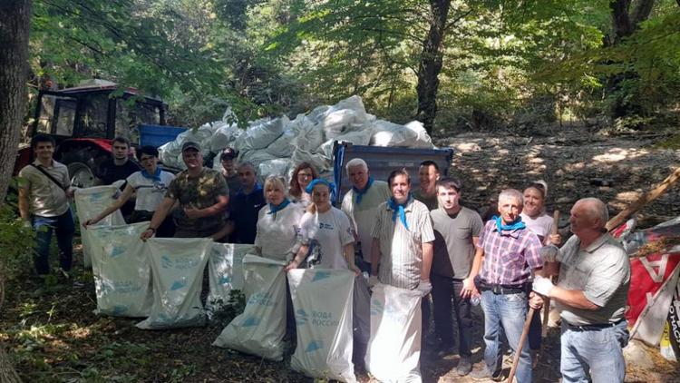 Пойму реки Чла в Ставрополе очистили от мусора