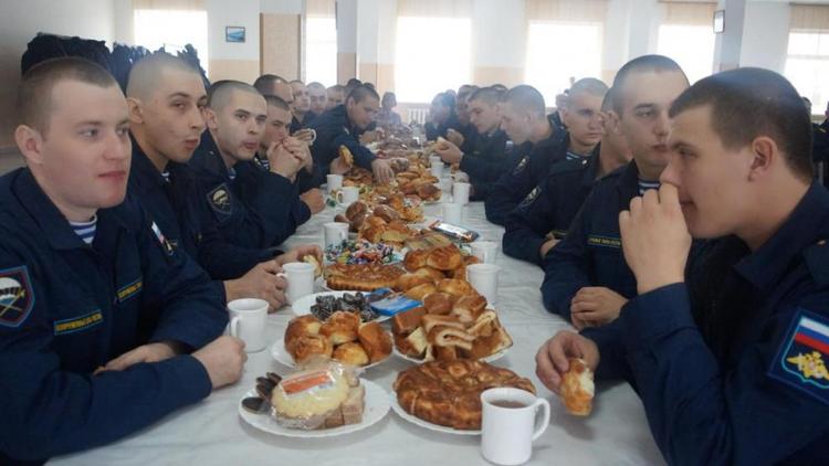 Женщины Ставрополя накормили солдат пирогами