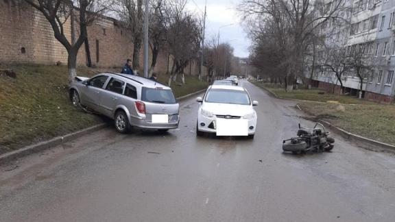 На Ставрополье мотоциклист влетел в легковушку и сбежал