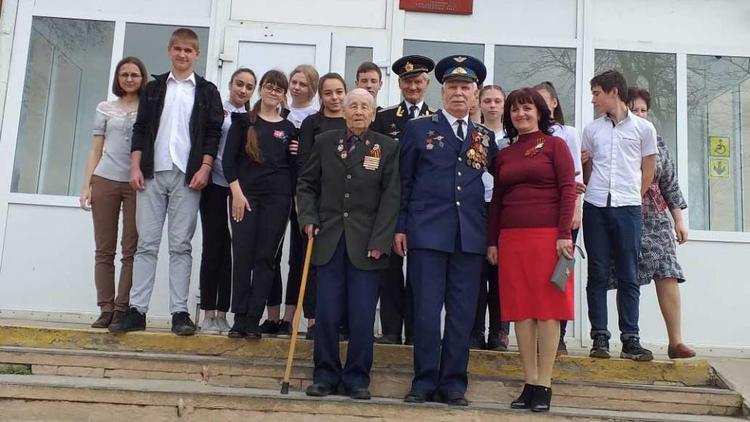 Школьники Александровского района встретились с ветеранами Великой Отечественной