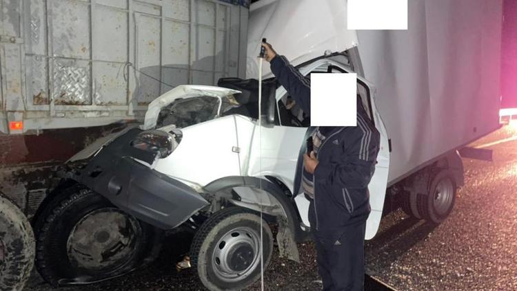 Водитель «ГАЗели» пострадал в столкновении с «КамАЗом» на Ставрополье