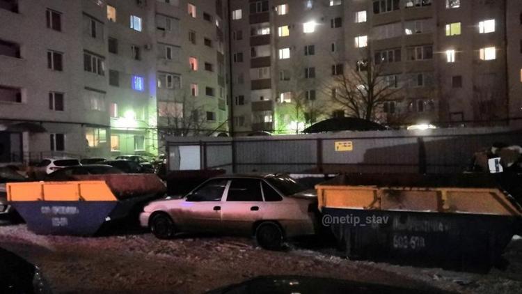 Автохама в Ставрополе заблокировали мусорными контейнерами