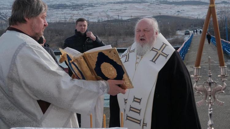 Митрополит Ставропольский и Невинномысский Кирилл освятил воду Сенгилеевского водохранилища