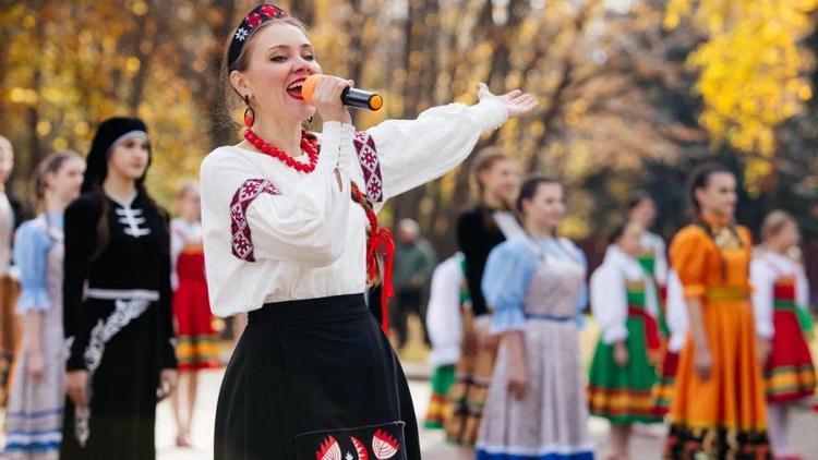 В Пятигорске более тысячи человек создали масштабный хоровод единства
