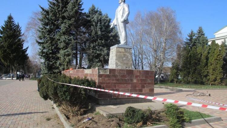В Новопавловске реконструируют памятник Ленину