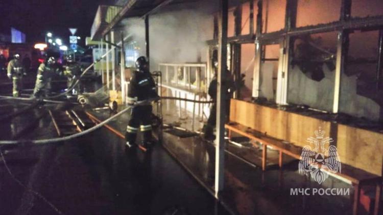 Спасатели борются с пожаром на рынке в Предгорном округе Ставрополья