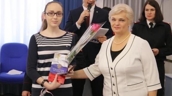 На Ставрополье торжественно вручили паспорта школьникам в День Конституции РФ