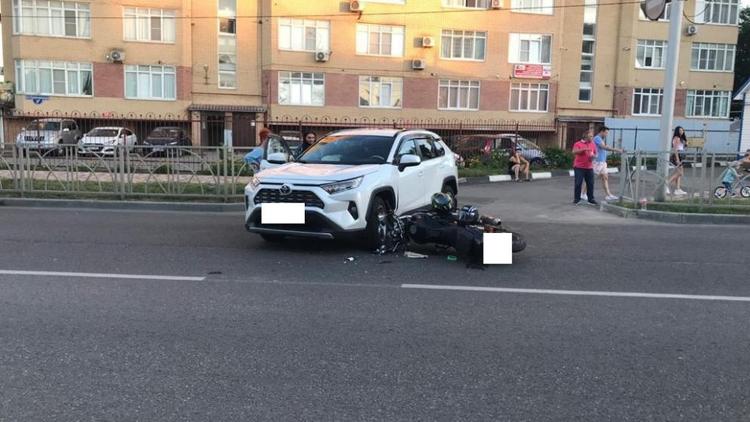 На улице Апанасенковской Ставрополя внедорожник сбил мотоциклиста