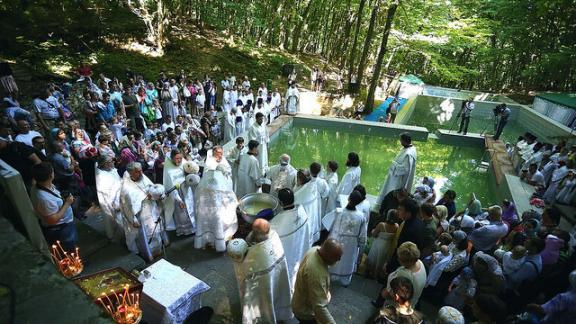 Массовое крещение и Божественная литургия состоялись на Холодных родниках в Ставрополе