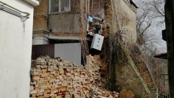 В Ессентуках обрушилась стена пристройки старого дома