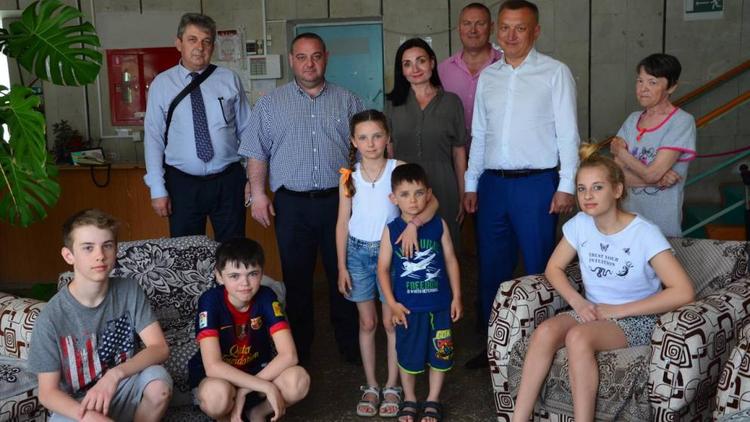 Глава Георгиевского округа Ставрополья поздравил с Днём защиты детей юных переселенцев