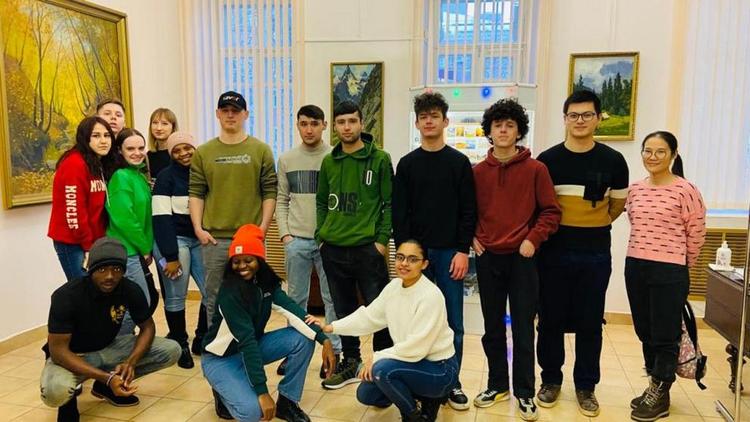 Студенты из 17 стран побывали на экскурсии в картинной галерее Ставрополя