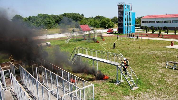 Сотрудники МЧС на Ставрополье учатся эффективно тушить пожары