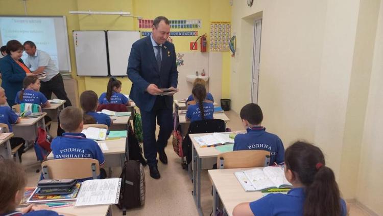 На Ставрополье координатор партпроекта «Крепкая семья» передал школьникам 11 тысяч дневников