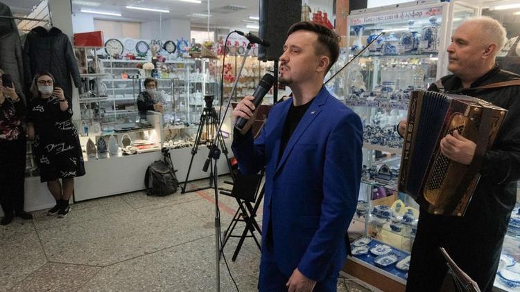Артисты Ставропольской филармонии спели в торговом центре для женщин