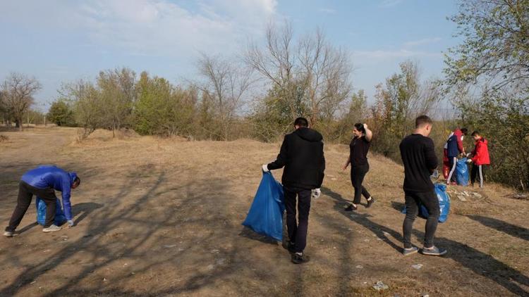Кочубеевские волонтёры собрали на берегу Кубани более 10 мешков мусора