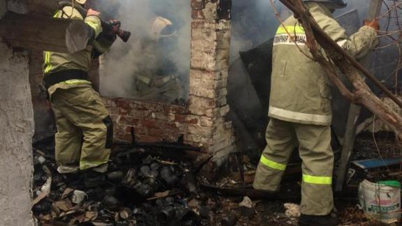 На Ставрополье пожарные нашли в горящем доме пьяного мужчину