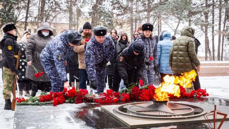 На митинге в Пятигорске росгвардейцы почтили память павших в годы Великой Отечественной войны