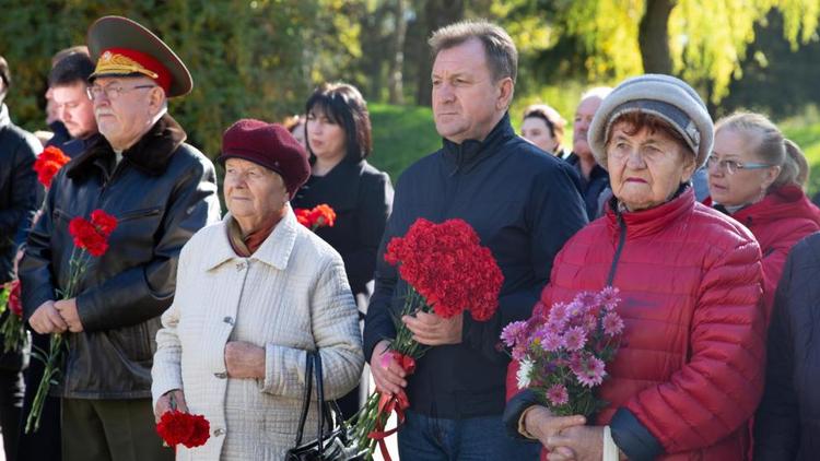 В Ставрополе возложили цветы к мемориалу жертв политических репрессий