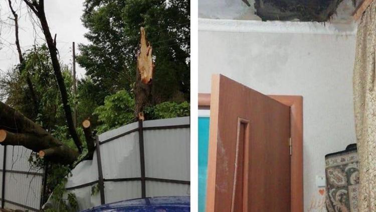 В доме жителей посёлка Шаумянского на Ставрополье дерево проломило крышу