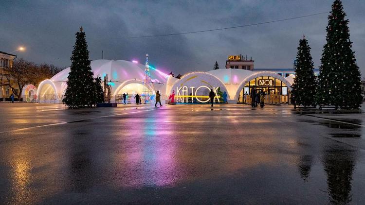Ледовый каток в центре Ставрополя завершает работу