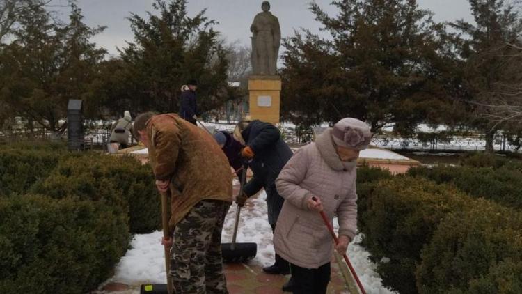 Уборку на территории памятников провели в селе Правокумском на Ставрополье